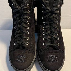 CHANEL INTERLOCKING LOGO LACE-UP BLACK SUEDE BOOTS W/ SHEARLING LINING - US 8.5